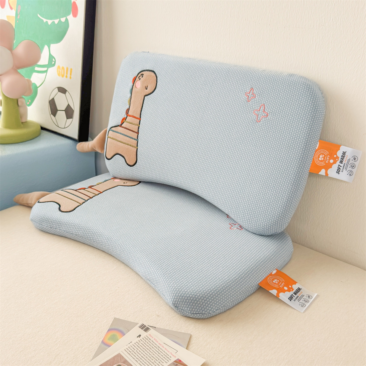 91家纺网 家纺一手货源 找家纺 麦肯锡 2025新款卡通小恐龙婴童记忆枕 枕头枕芯 蓝色/只