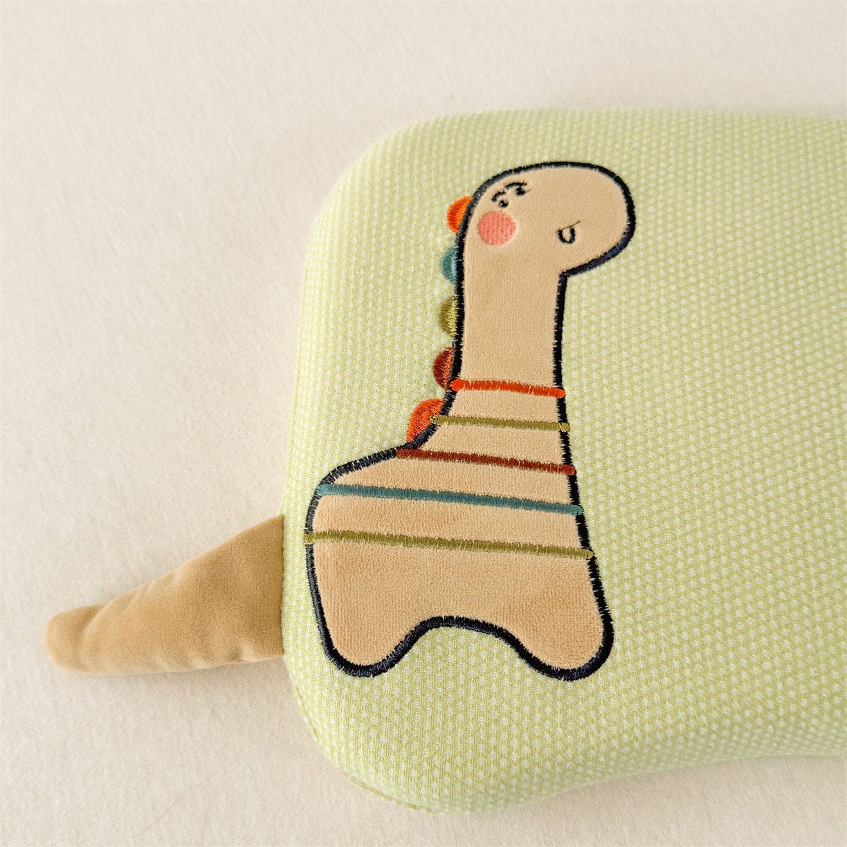 91家纺网 家纺一手货源 找家纺 麦肯锡 2025新款卡通小恐龙婴童记忆枕 枕头枕芯 绿色/只