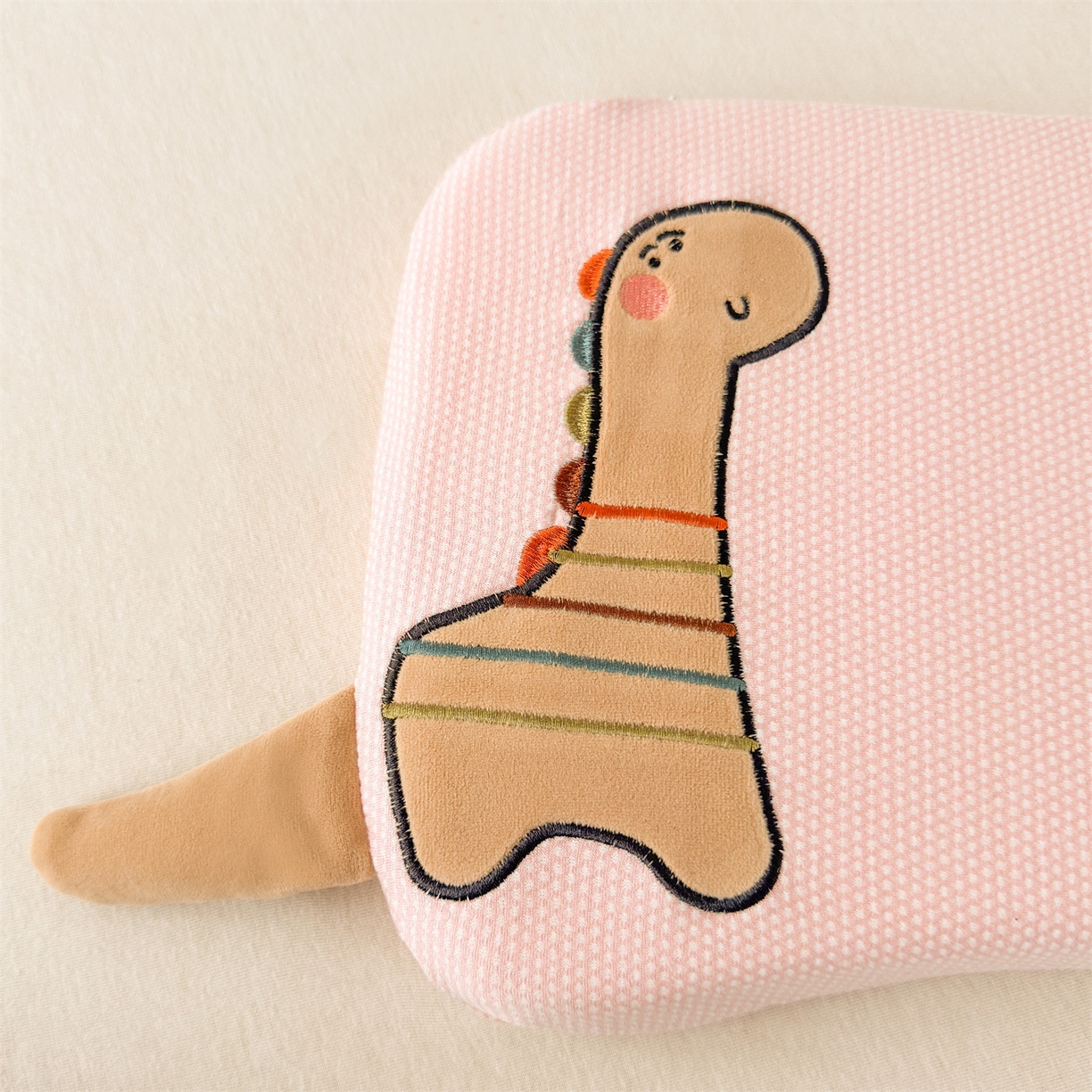 91家纺网 家纺一手货源 找家纺 麦肯锡 2025新款卡通小恐龙婴童记忆枕 枕头枕芯 粉色/对