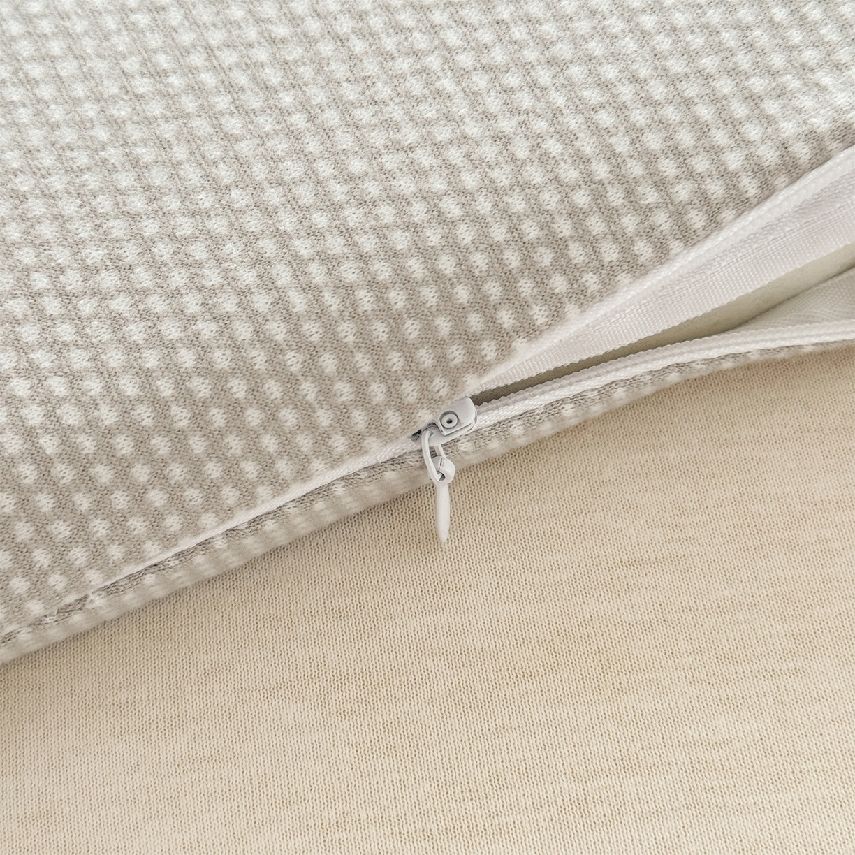 91家纺网 家纺一手货源 找家纺 麦肯锡 2025新款卡通小恐龙婴童记忆枕 枕头枕芯 灰色/只