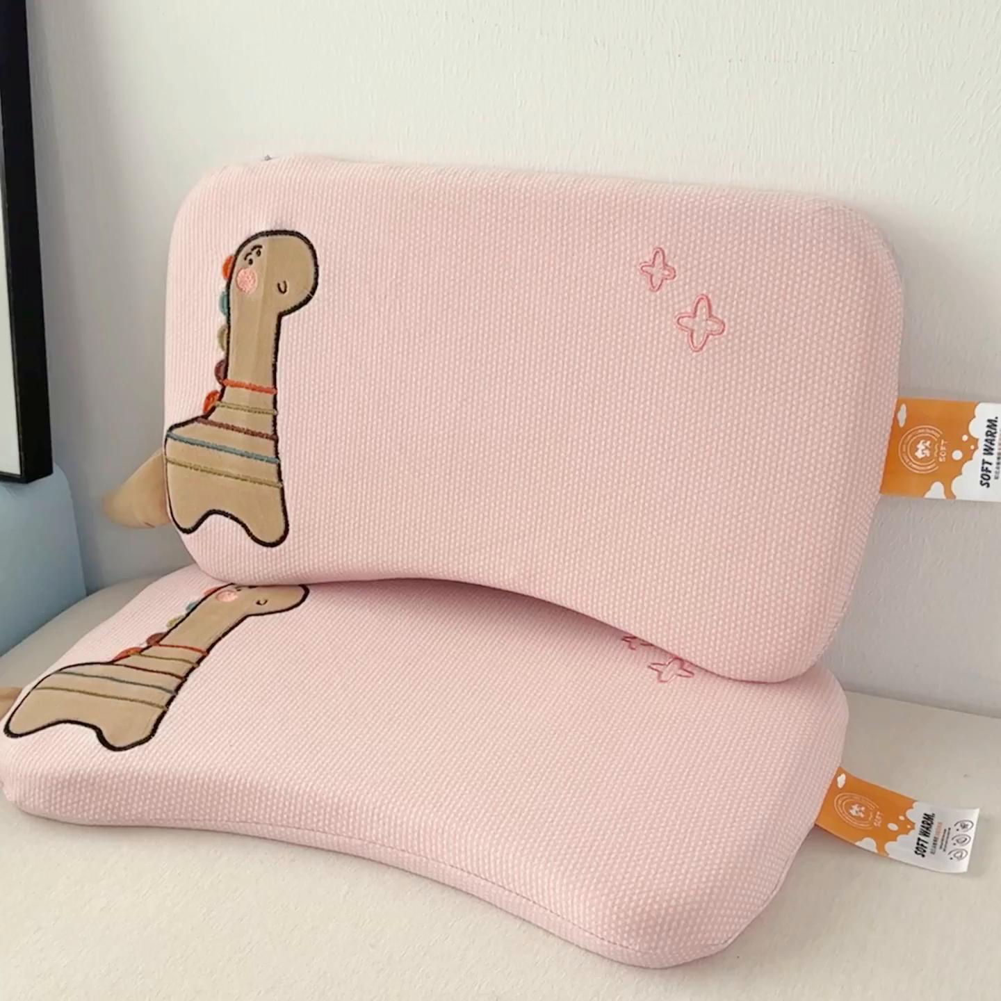 91家纺网 家纺一手货源 找家纺 麦肯锡 2025新款卡通小恐龙婴童记忆枕 枕头枕芯 粉色/对