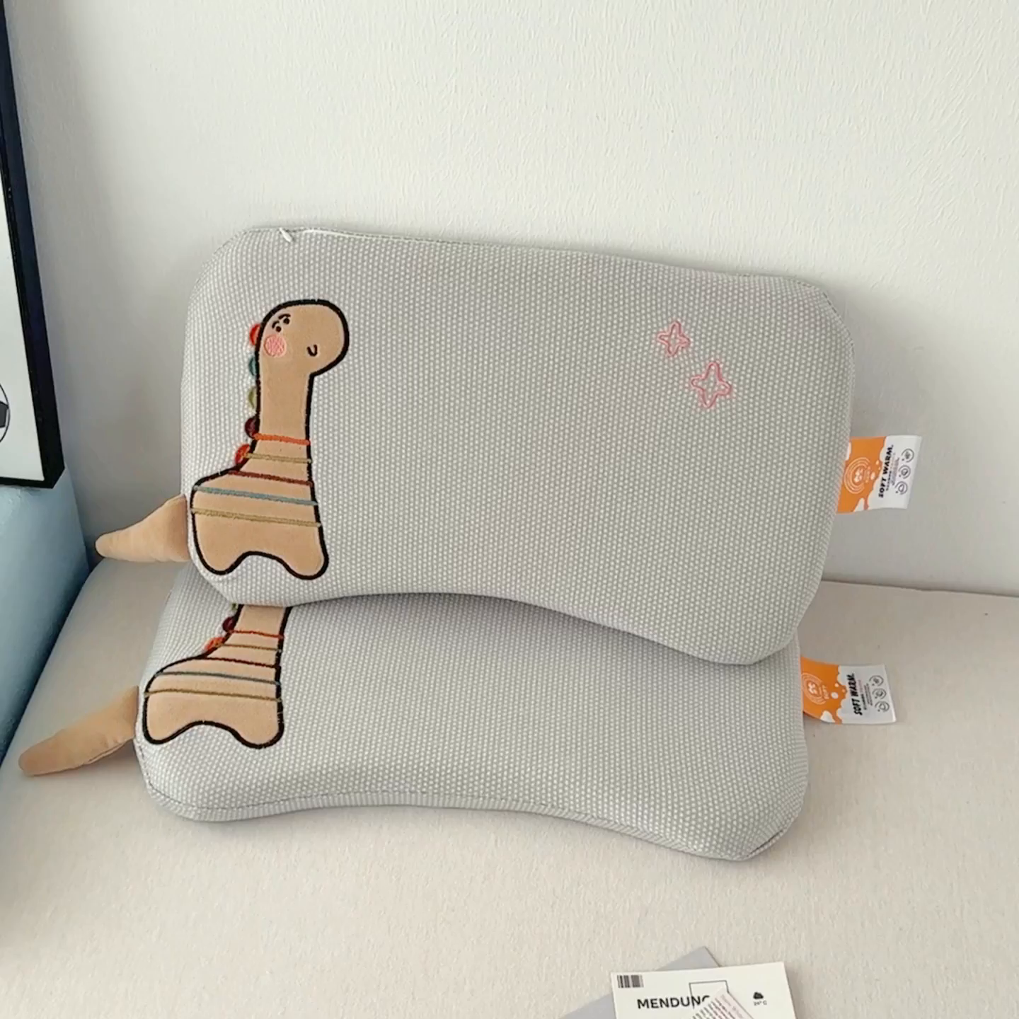 91家纺网 家纺一手货源 找家纺 麦肯锡 2025新款卡通小恐龙婴童记忆枕 枕头枕芯 灰色/对