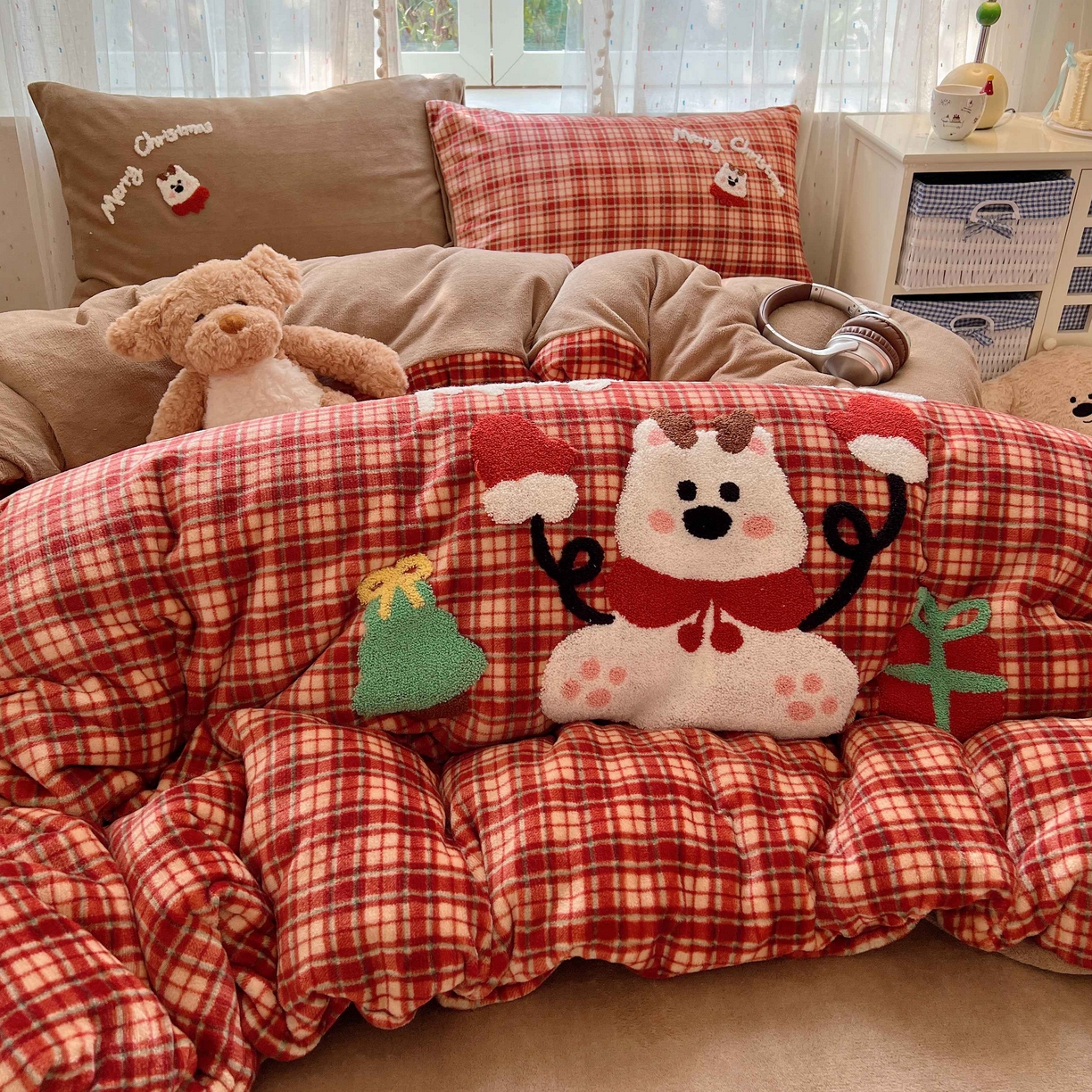 91家纺网 家纺一手货源 找家纺 顾里家纺 2025秋冬新款童趣毛巾绣印花牛奶绒四件套 圣诞麋鹿