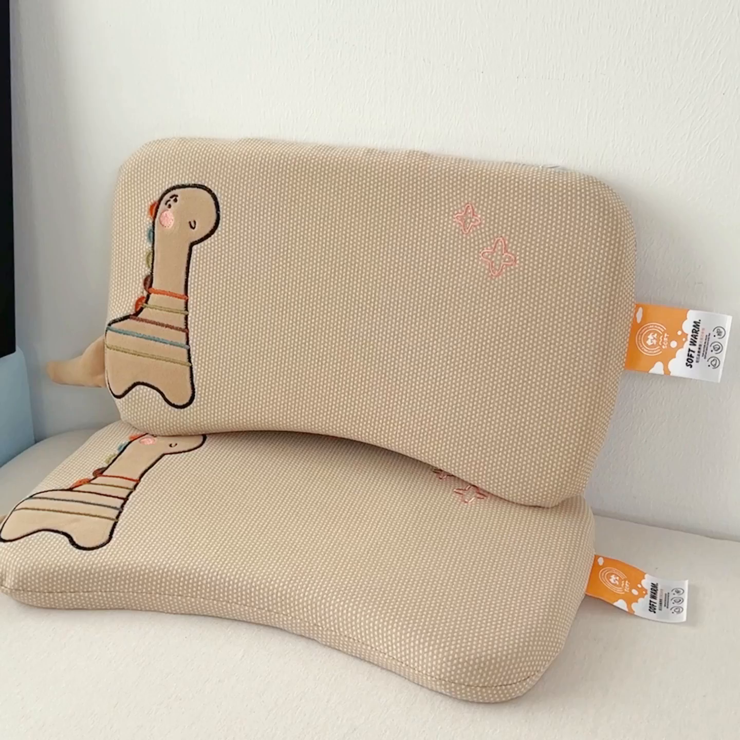 91家纺网 家纺一手货源 找家纺 麦肯锡 2025新款卡通小恐龙婴童记忆枕 枕头枕芯 咖色/只