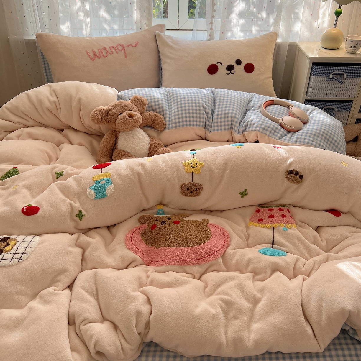 91家纺网 家纺一手货源 找家纺 顾里家纺 2025秋冬新款童趣毛巾绣印花牛奶绒四件套 圣诞沙发狗