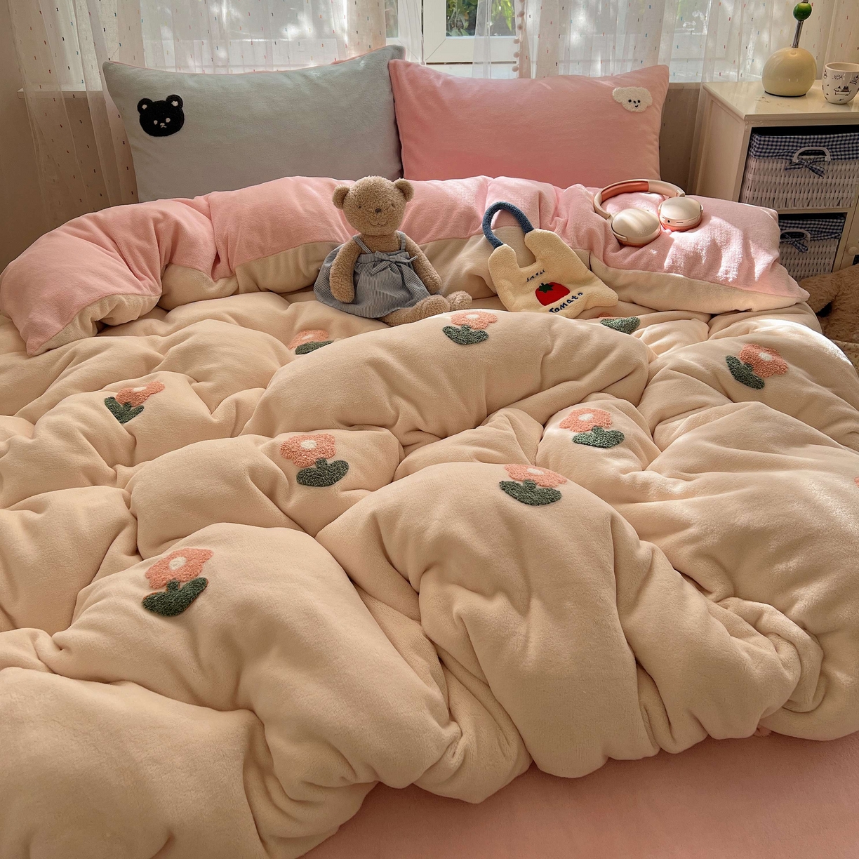 91家纺网 家纺一手货源 找家纺 顾里家纺 2025秋冬新款童趣毛巾绣印花牛奶绒四件套 甜美花花