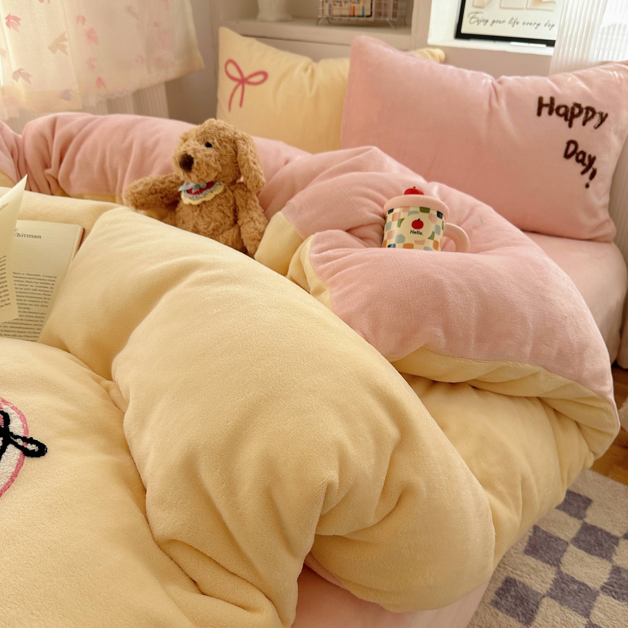 91家纺网 家纺一手货源 找家纺 顾里家纺 2025秋冬新款童趣毛巾绣印花牛奶绒四件套 爱心花猫