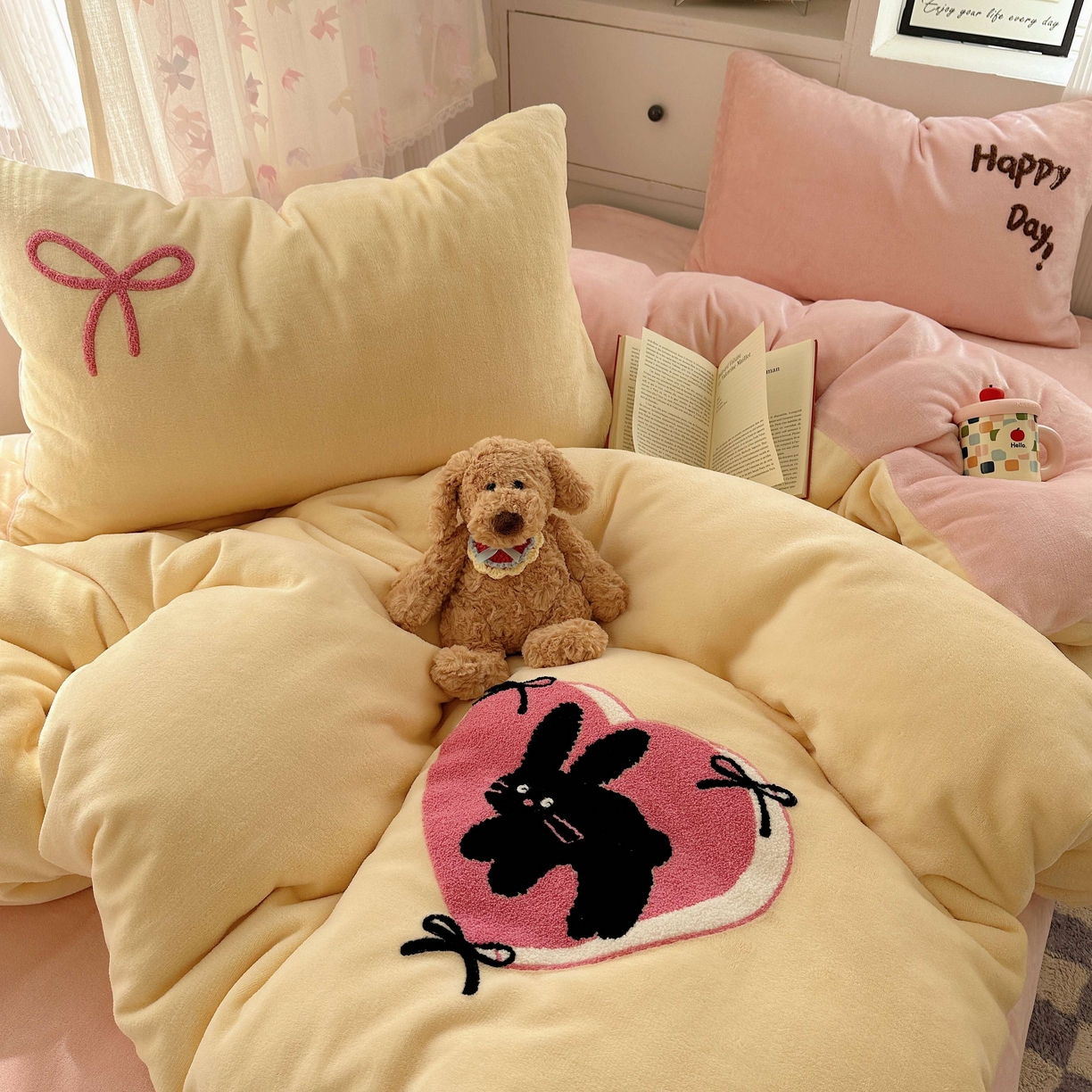 91家纺网 家纺一手货源 找家纺 顾里家纺 2025秋冬新款童趣毛巾绣印花牛奶绒四件套 爱心花猫