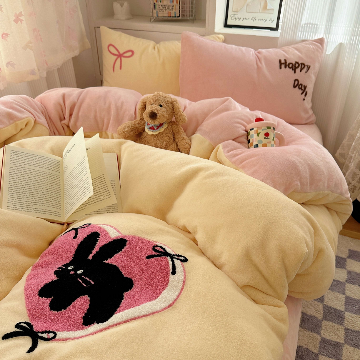 91家纺网 家纺一手货源 找家纺 顾里家纺 2025秋冬新款童趣毛巾绣印花牛奶绒四件套 爱心花猫