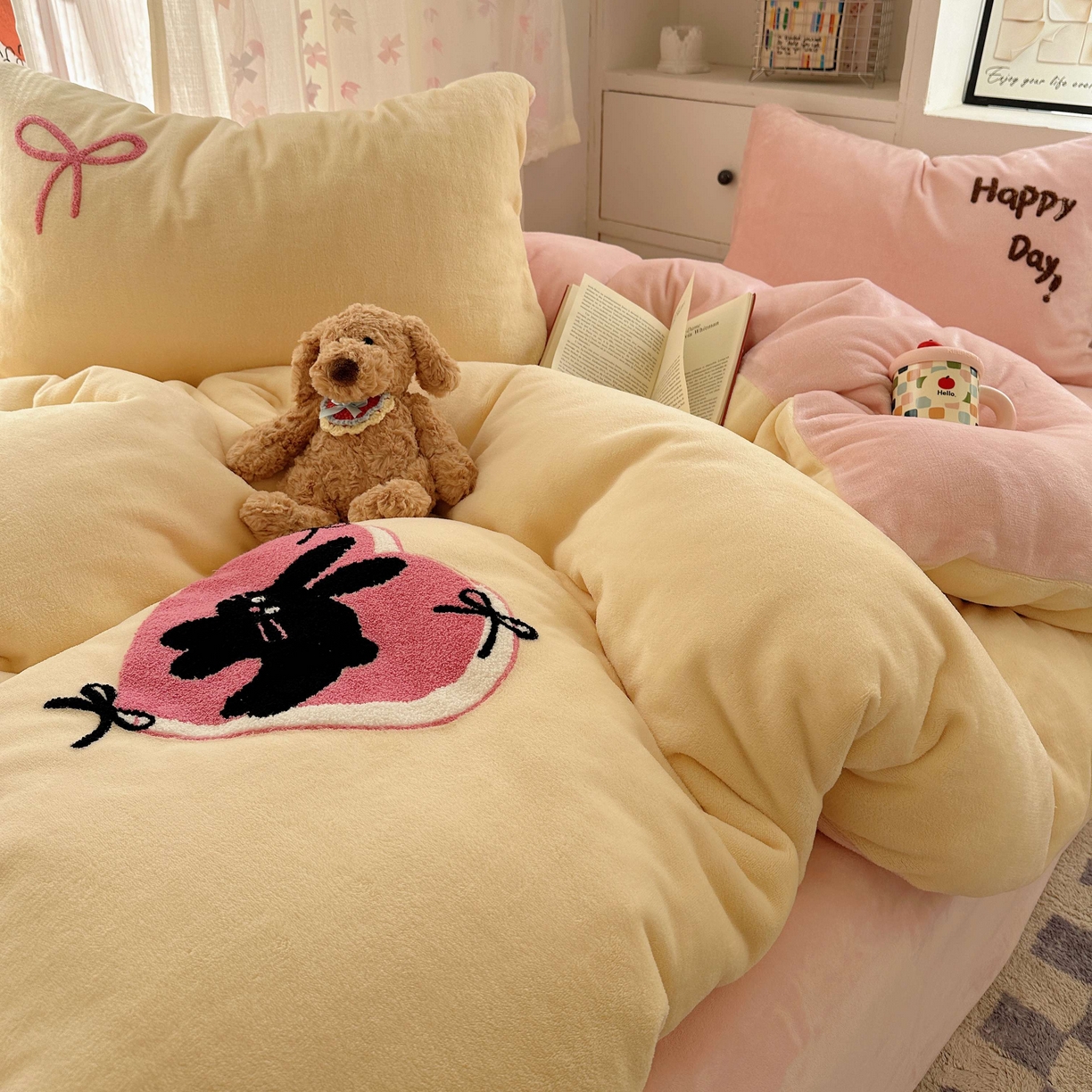 91家纺网 家纺一手货源 找家纺 顾里家纺 2025秋冬新款童趣毛巾绣印花牛奶绒四件套 爱心花猫