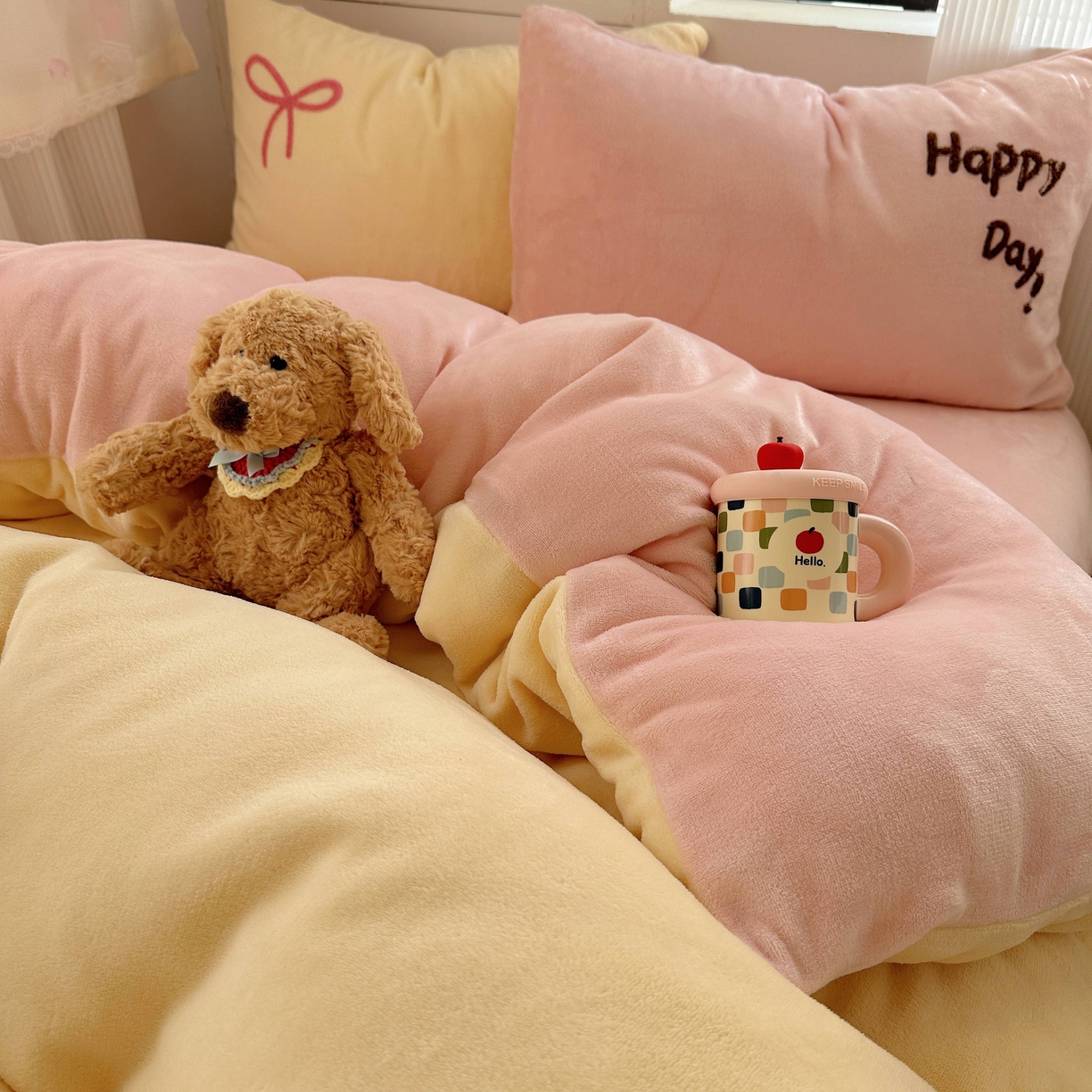 91家纺网 家纺一手货源 找家纺 顾里家纺 2025秋冬新款童趣毛巾绣印花牛奶绒四件套 爱心花猫