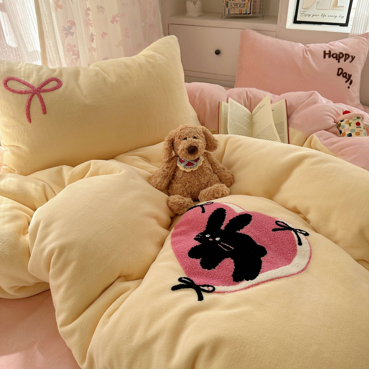 91家纺网 家纺一手货源 找家纺 顾里家纺 2025秋冬新款童趣毛巾绣印花牛奶绒四件套 爱心花猫