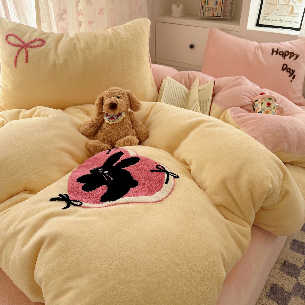 91家纺网 家纺一手货源 找家纺 顾里家纺 2025秋冬新款童趣毛巾绣印花牛奶绒四件套 爱心花猫