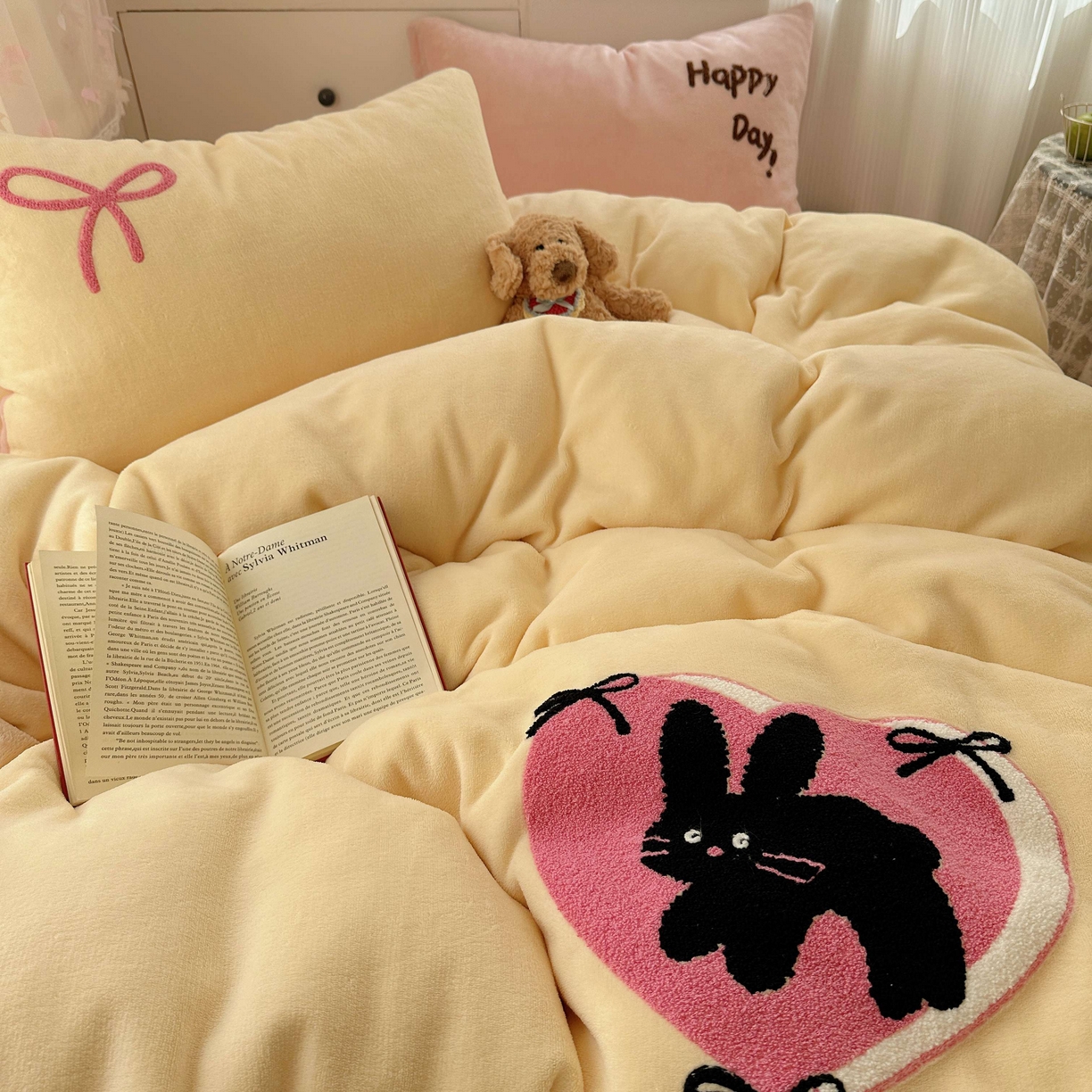 91家纺网 家纺一手货源 找家纺 顾里家纺 2025秋冬新款童趣毛巾绣印花牛奶绒四件套 爱心花猫