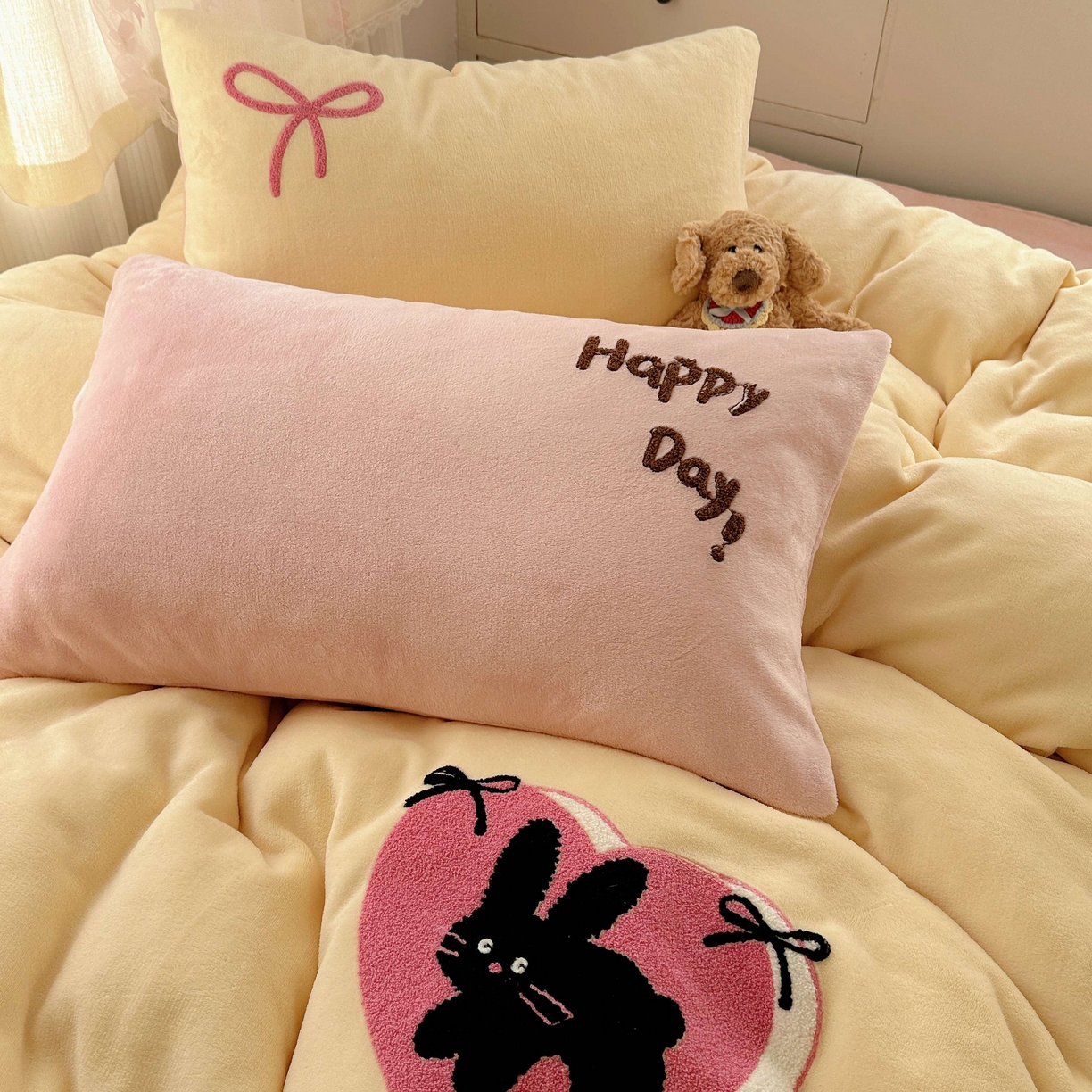 91家纺网 家纺一手货源 找家纺 顾里家纺 2025秋冬新款童趣毛巾绣印花牛奶绒四件套 爱心花猫