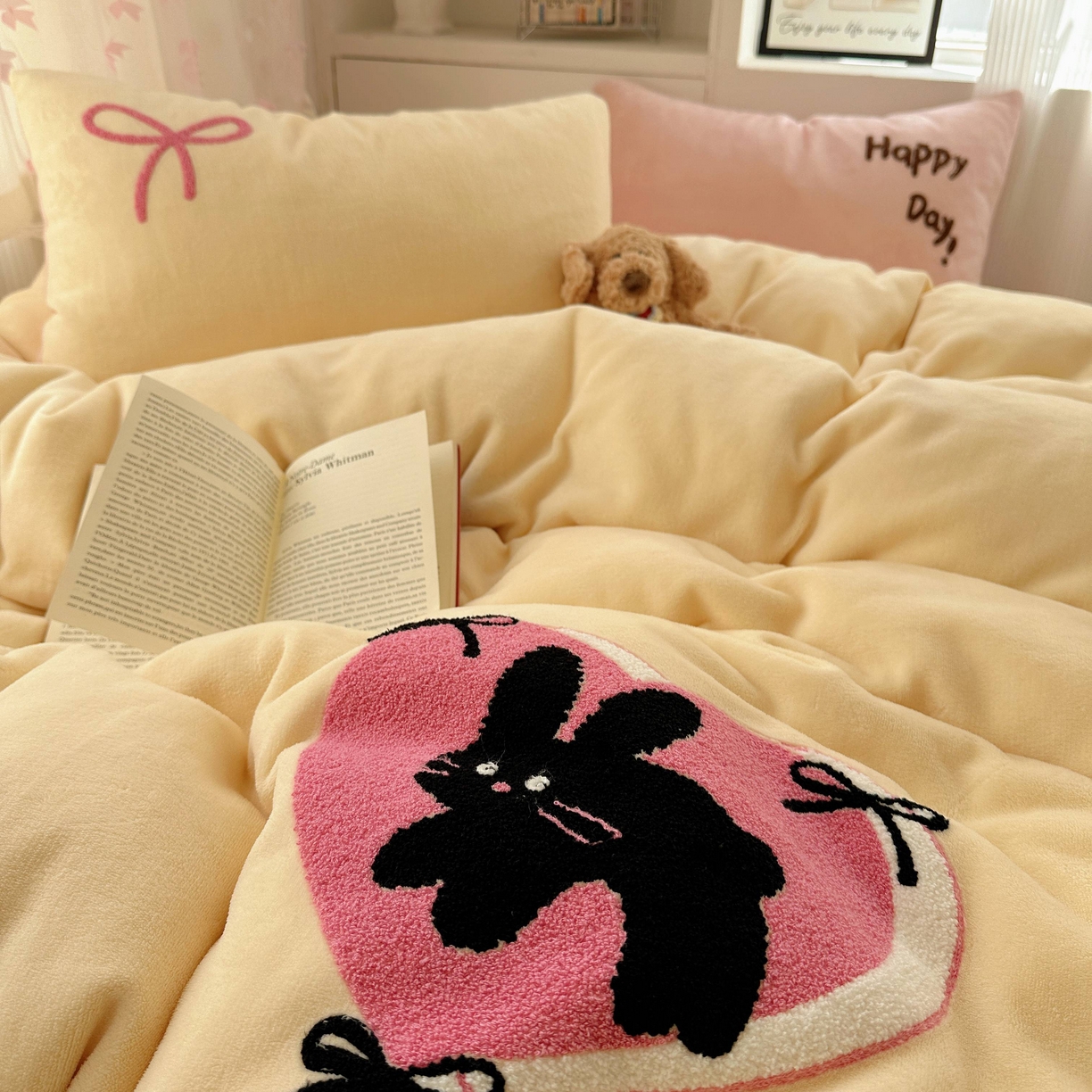 91家纺网 家纺一手货源 找家纺 顾里家纺 2025秋冬新款童趣毛巾绣印花牛奶绒四件套 爱心花猫