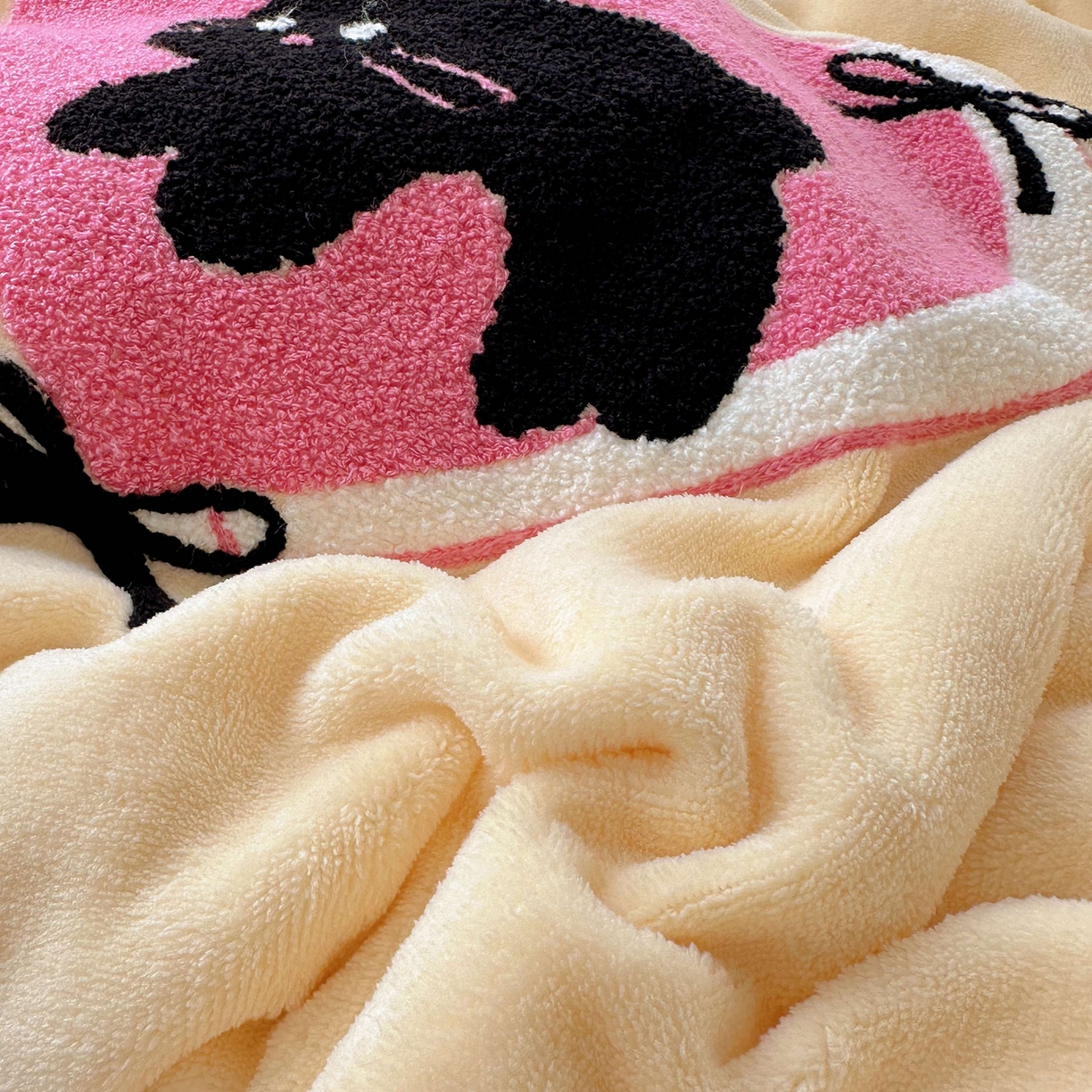 91家纺网 家纺一手货源 找家纺 顾里家纺 2025秋冬新款童趣毛巾绣印花牛奶绒四件套 爱心花猫