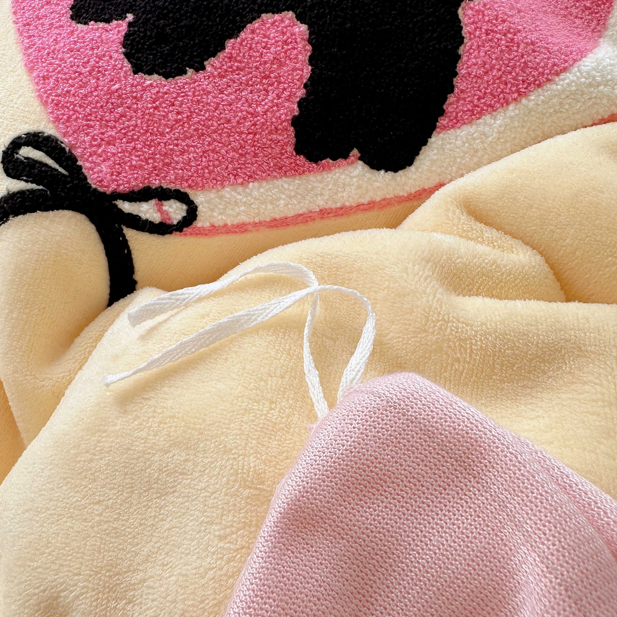 91家纺网 家纺一手货源 找家纺 顾里家纺 2025秋冬新款童趣毛巾绣印花牛奶绒四件套 爱心花猫