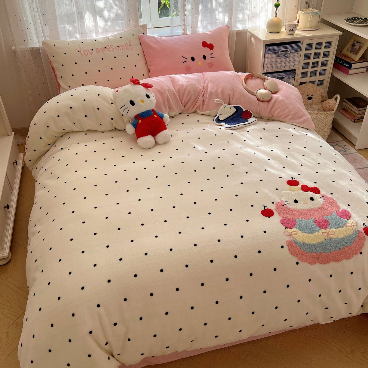 91家纺网 家纺一手货源 找家纺 顾里家纺 2025秋冬新款童趣毛巾绣印花牛奶绒四件套 波点蛋糕猫