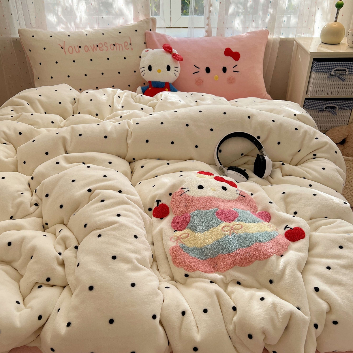 91家纺网 家纺一手货源 找家纺 顾里家纺 2025秋冬新款童趣毛巾绣印花牛奶绒四件套 波点蛋糕猫