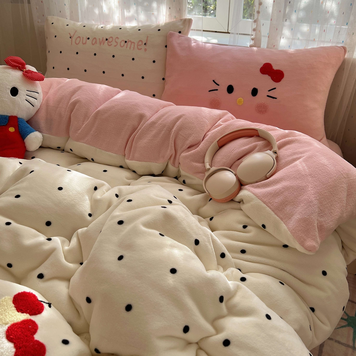 91家纺网 家纺一手货源 找家纺 顾里家纺 2025秋冬新款童趣毛巾绣印花牛奶绒四件套 波点蛋糕猫
