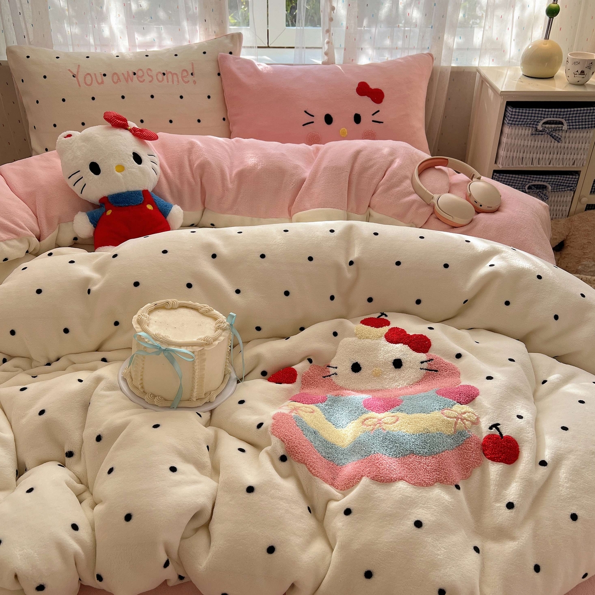 91家纺网 家纺一手货源 找家纺 顾里家纺 2025秋冬新款童趣毛巾绣印花牛奶绒四件套 波点蛋糕猫