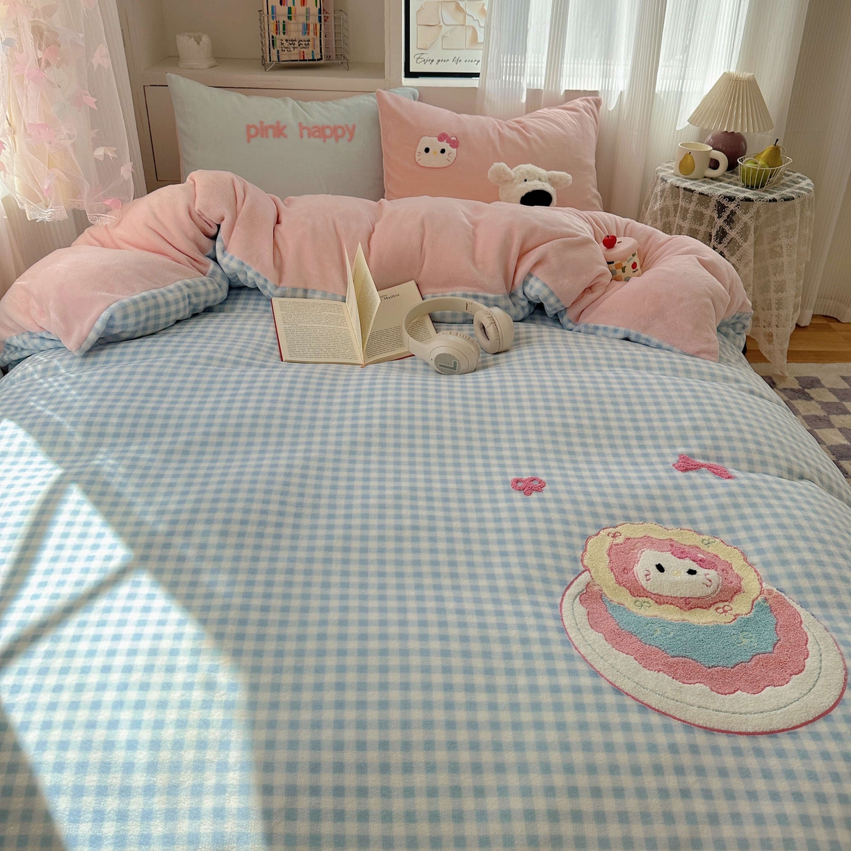 91家纺网 家纺一手货源 找家纺 顾里家纺 2025秋冬新款童趣毛巾绣印花牛奶绒四件套 蛋糕花猫