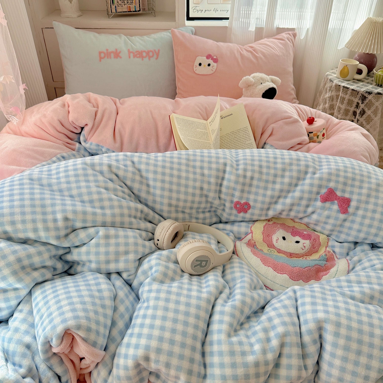 91家纺网 家纺一手货源 找家纺 顾里家纺 2025秋冬新款童趣毛巾绣印花牛奶绒四件套 蛋糕花猫