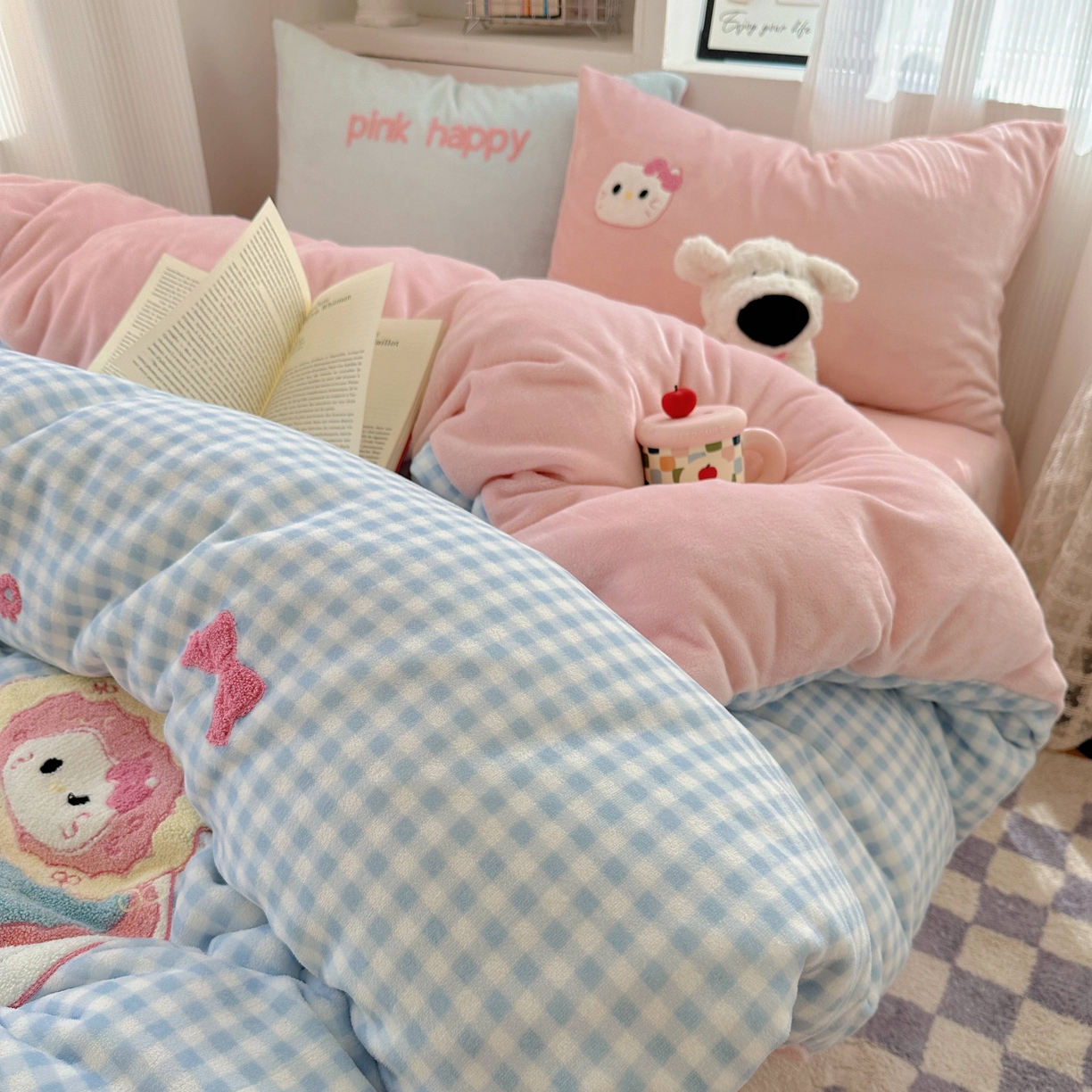 91家纺网 家纺一手货源 找家纺 顾里家纺 2025秋冬新款童趣毛巾绣印花牛奶绒四件套 蛋糕花猫