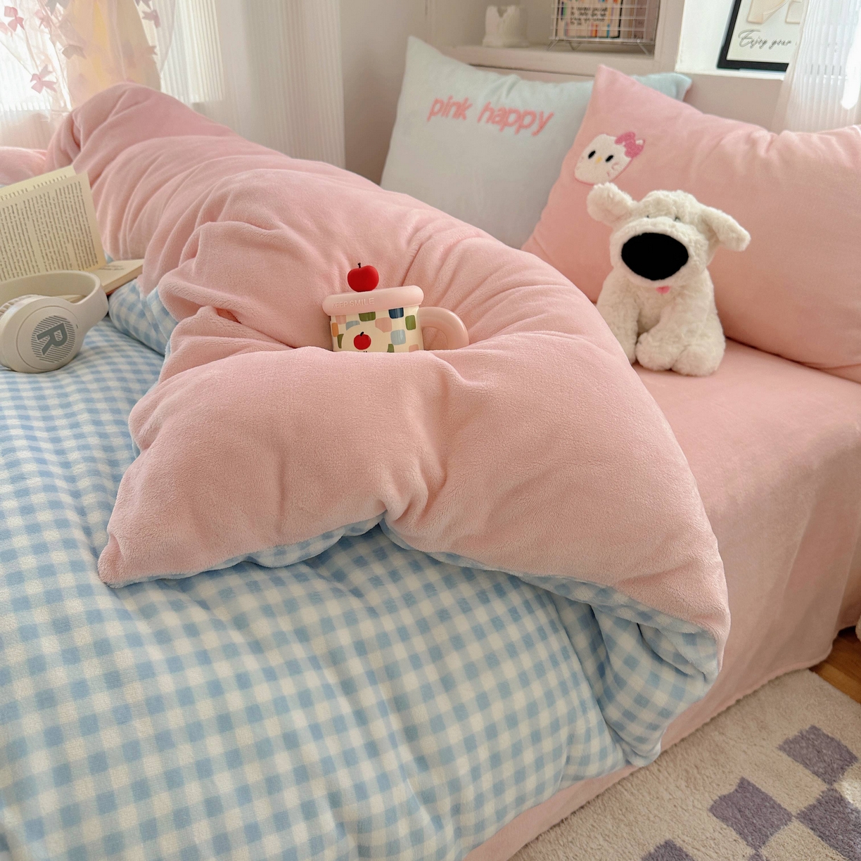 91家纺网 家纺一手货源 找家纺 顾里家纺 2025秋冬新款童趣毛巾绣印花牛奶绒四件套 蛋糕花猫