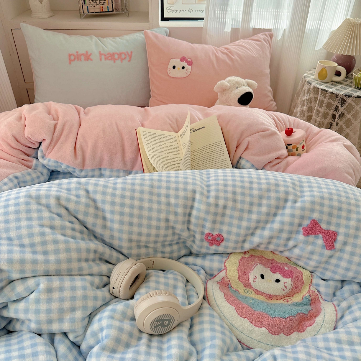 91家纺网 家纺一手货源 找家纺 顾里家纺 2025秋冬新款童趣毛巾绣印花牛奶绒四件套 蛋糕花猫