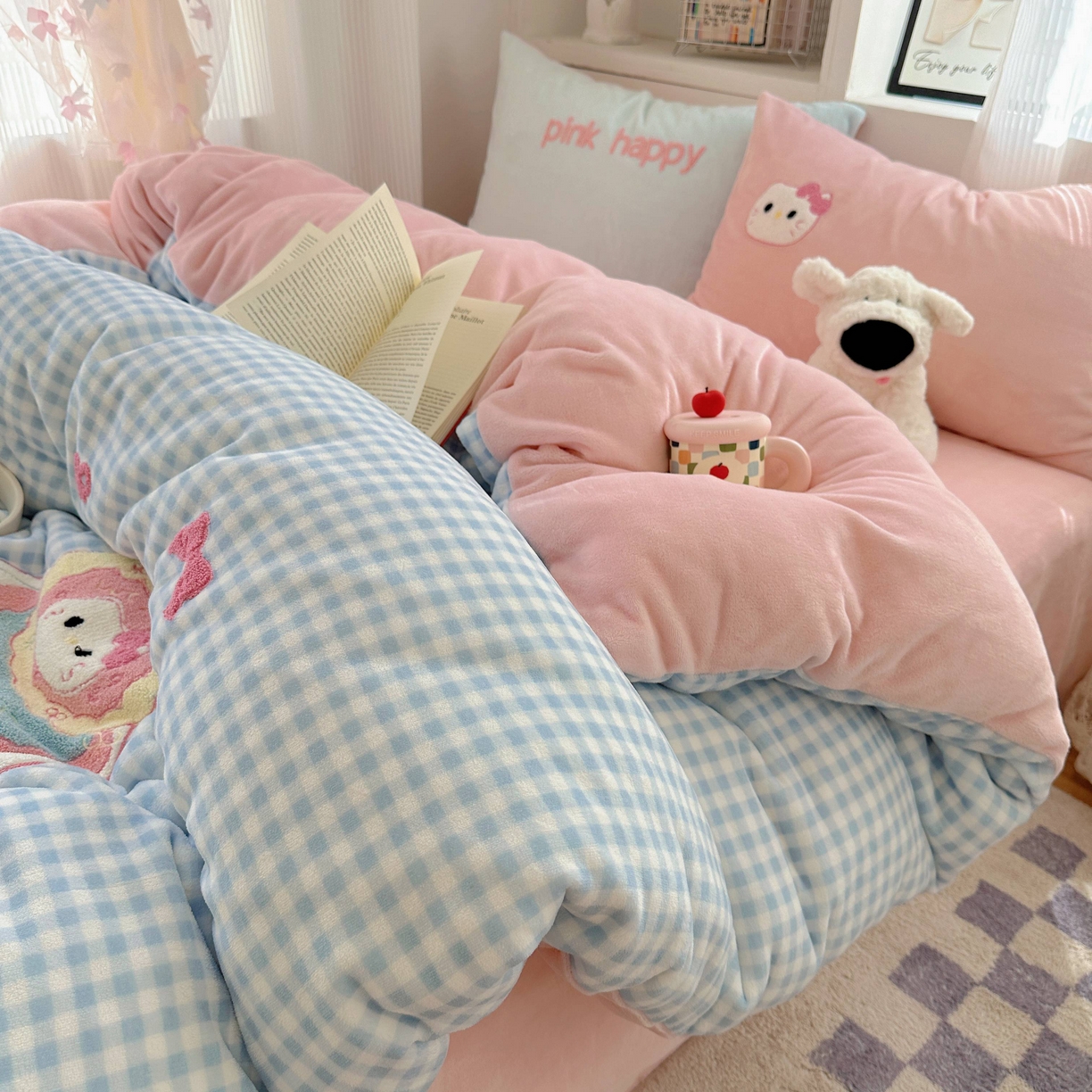 91家纺网 家纺一手货源 找家纺 顾里家纺 2025秋冬新款童趣毛巾绣印花牛奶绒四件套 蛋糕花猫