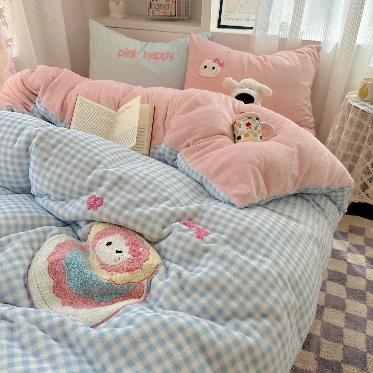 91家纺网 家纺一手货源 找家纺 顾里家纺 2025秋冬新款童趣毛巾绣印花牛奶绒四件套 蛋糕花猫