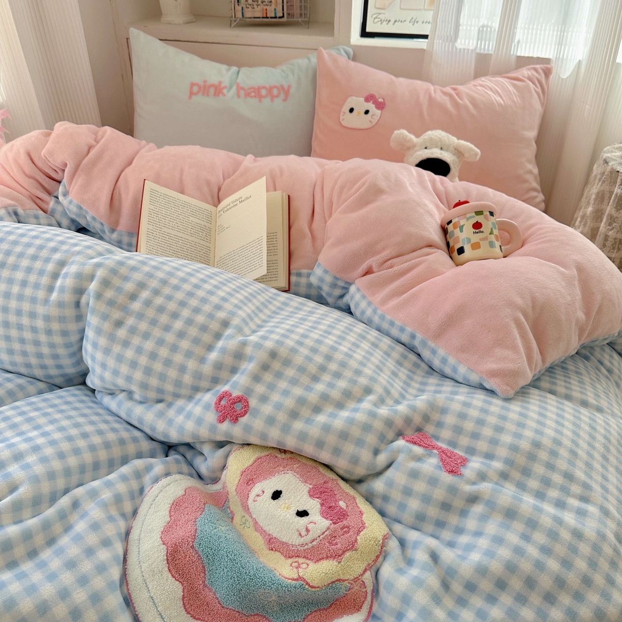 91家纺网 家纺一手货源 找家纺 顾里家纺 2025秋冬新款童趣毛巾绣印花牛奶绒四件套 蛋糕花猫