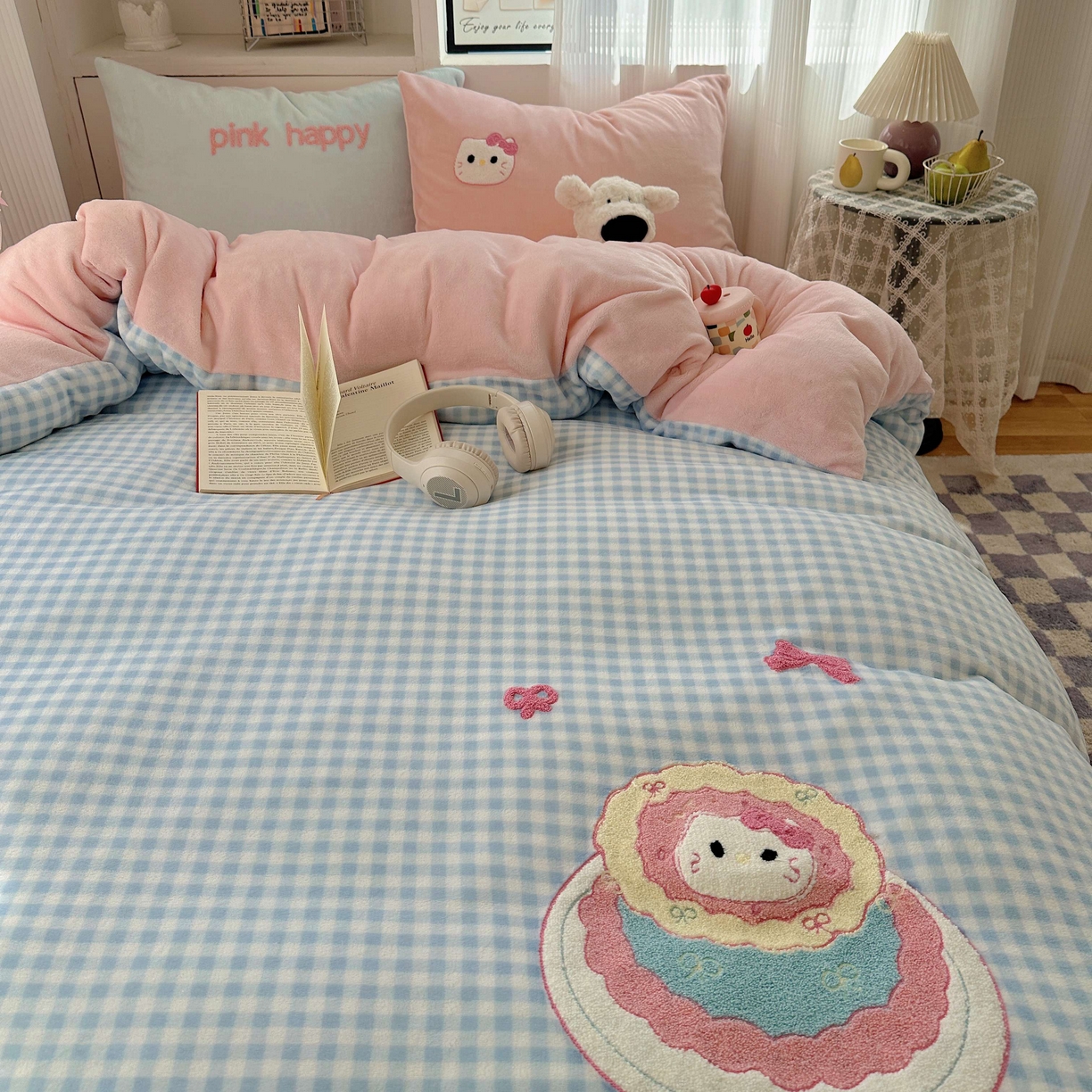 91家纺网 家纺一手货源 找家纺 顾里家纺 2025秋冬新款童趣毛巾绣印花牛奶绒四件套 蛋糕花猫