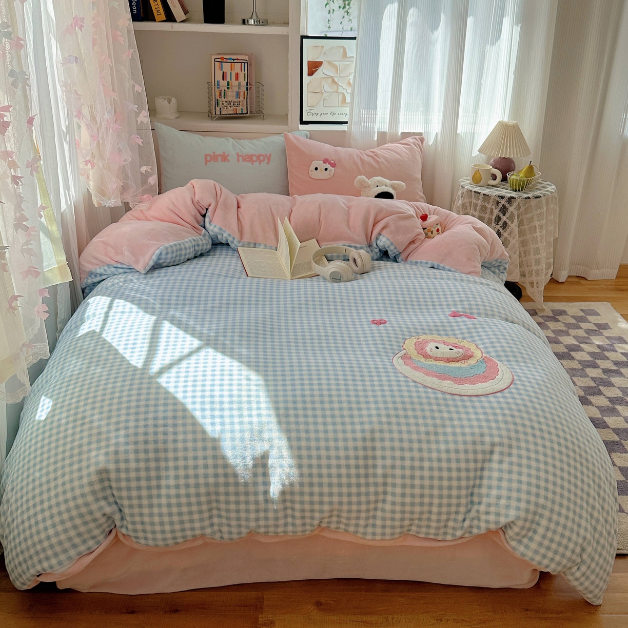 91家纺网 家纺一手货源 找家纺 顾里家纺 2025秋冬新款童趣毛巾绣印花牛奶绒四件套 蛋糕花猫