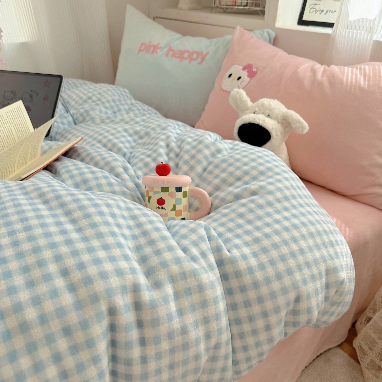 91家纺网 家纺一手货源 找家纺 顾里家纺 2025秋冬新款童趣毛巾绣印花牛奶绒四件套 蛋糕花猫