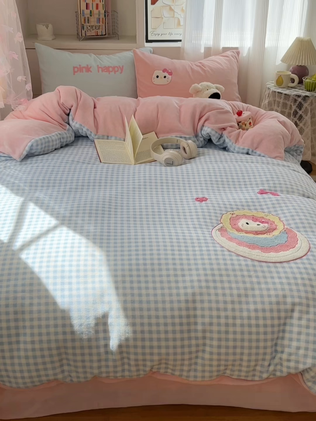 91家纺网 家纺一手货源 找家纺 顾里家纺 2025秋冬新款童趣毛巾绣印花牛奶绒四件套 蛋糕花猫