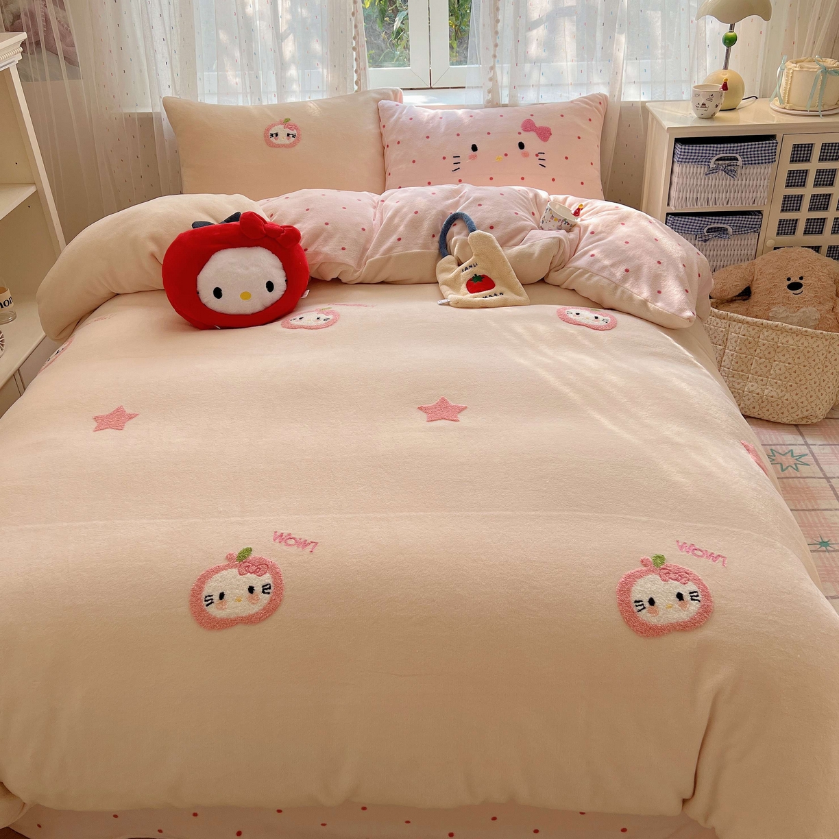 91家纺网 家纺一手货源 找家纺 顾里家纺 2025秋冬新款童趣毛巾绣印花牛奶绒四件套 粉苹果喵