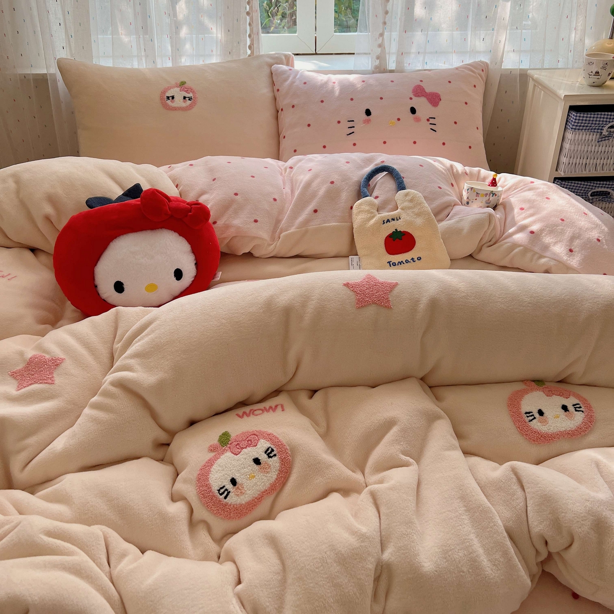 91家纺网 家纺一手货源 找家纺 顾里家纺 2025秋冬新款童趣毛巾绣印花牛奶绒四件套 粉苹果喵