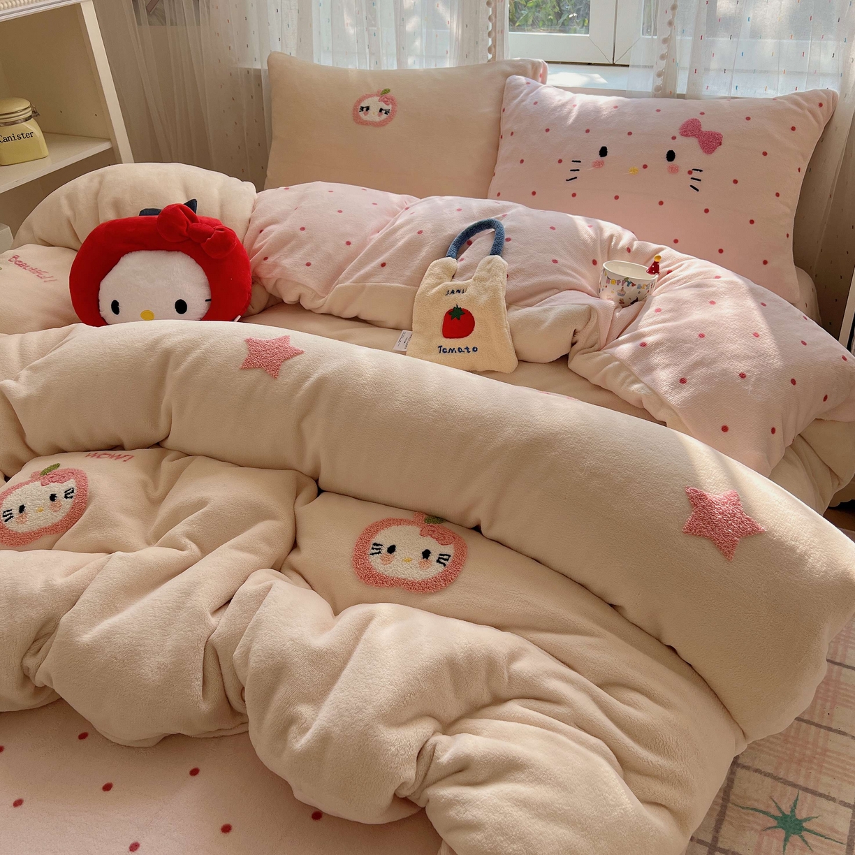 91家纺网 家纺一手货源 找家纺 顾里家纺 2025秋冬新款童趣毛巾绣印花牛奶绒四件套 粉苹果喵