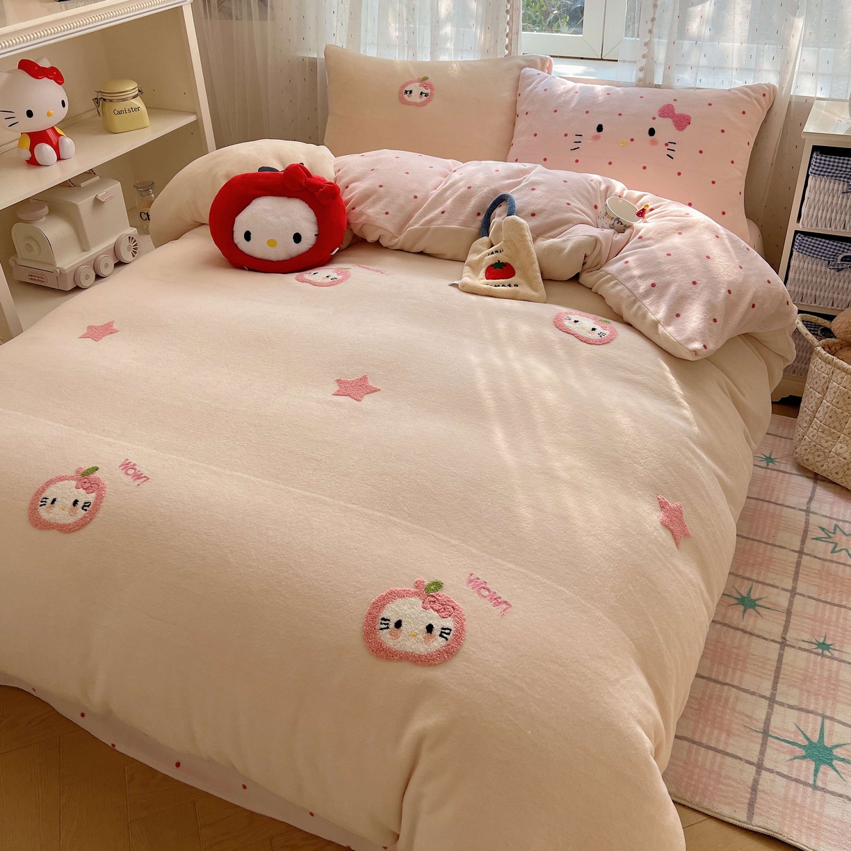 91家纺网 家纺一手货源 找家纺 顾里家纺 2025秋冬新款童趣毛巾绣印花牛奶绒四件套 粉苹果喵