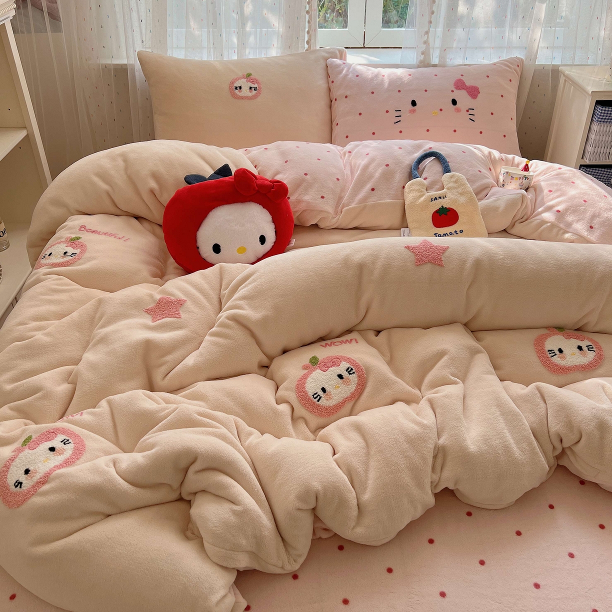 91家纺网 家纺一手货源 找家纺 顾里家纺 2025秋冬新款童趣毛巾绣印花牛奶绒四件套 粉苹果喵