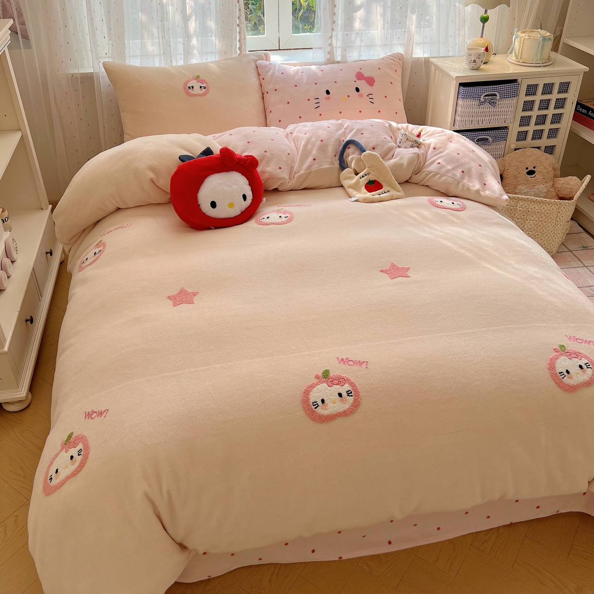 91家纺网 家纺一手货源 找家纺 顾里家纺 2025秋冬新款童趣毛巾绣印花牛奶绒四件套 粉苹果喵