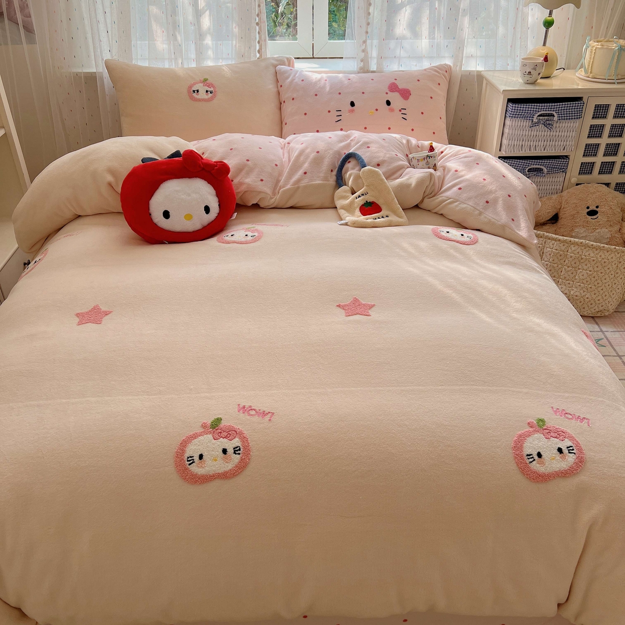 91家纺网 家纺一手货源 找家纺 顾里家纺 2025秋冬新款童趣毛巾绣印花牛奶绒四件套 粉苹果喵