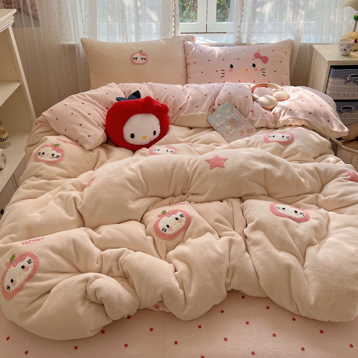 91家纺网 家纺一手货源 找家纺 顾里家纺 2025秋冬新款童趣毛巾绣印花牛奶绒四件套 粉苹果喵