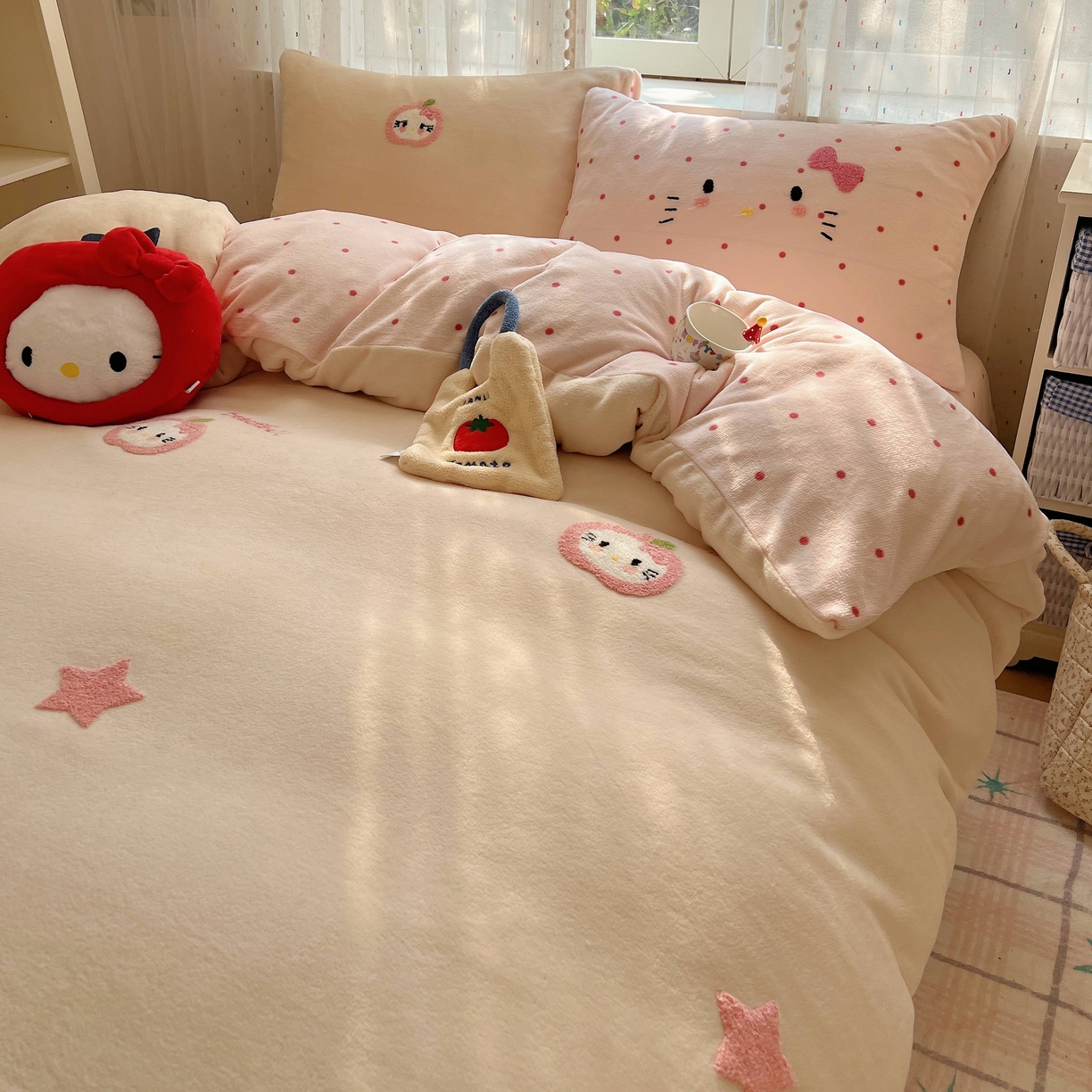 91家纺网 家纺一手货源 找家纺 顾里家纺 2025秋冬新款童趣毛巾绣印花牛奶绒四件套 粉苹果喵