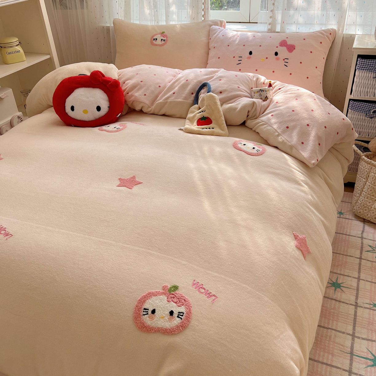 91家纺网 家纺一手货源 找家纺 顾里家纺 2025秋冬新款童趣毛巾绣印花牛奶绒四件套 粉苹果喵