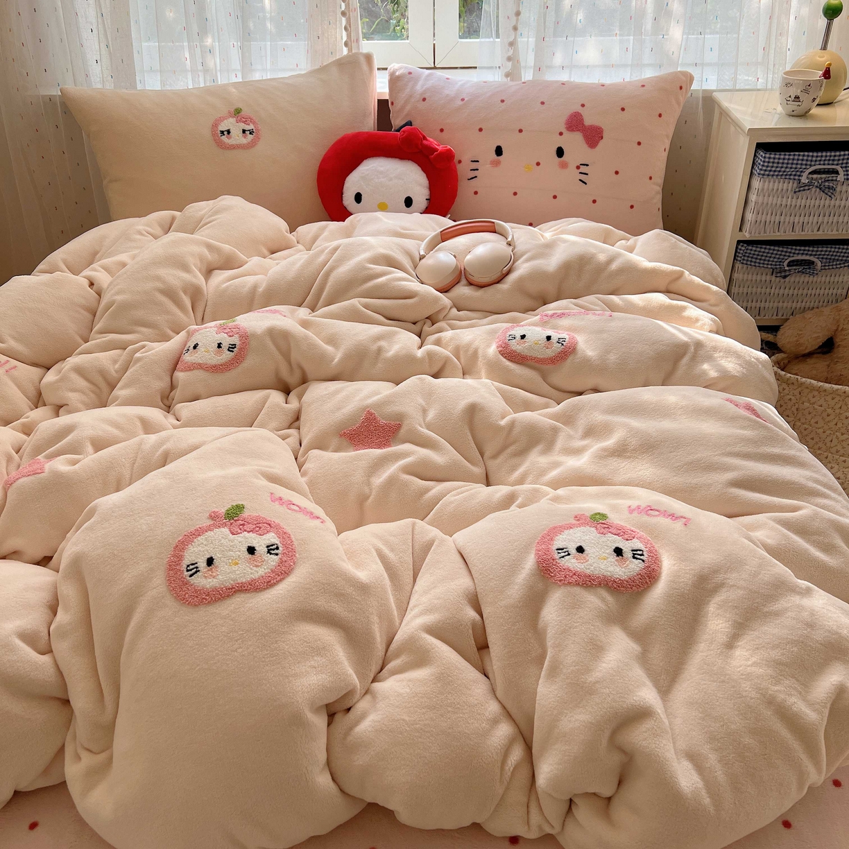 91家纺网 家纺一手货源 找家纺 顾里家纺 2025秋冬新款童趣毛巾绣印花牛奶绒四件套 粉苹果喵