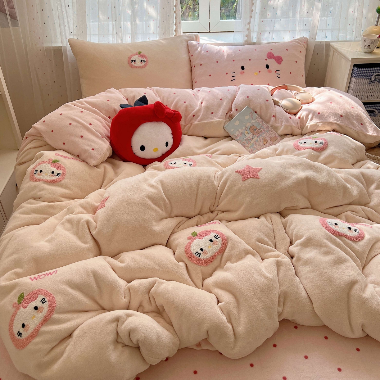 91家纺网 家纺一手货源 找家纺 顾里家纺 2025秋冬新款童趣毛巾绣印花牛奶绒四件套 粉苹果喵